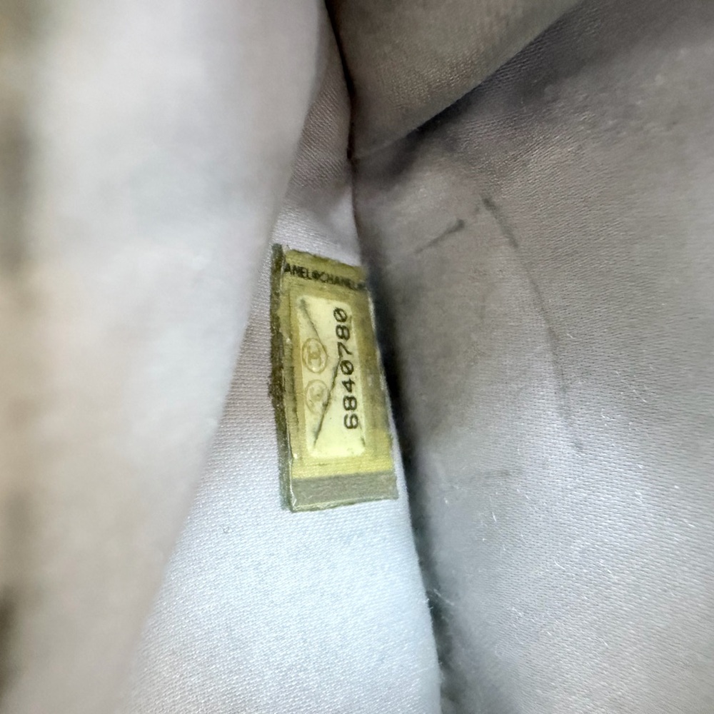 CHANEL Beige and Cream Quilted Logo Key & Card Holder - Picture 11 of 16